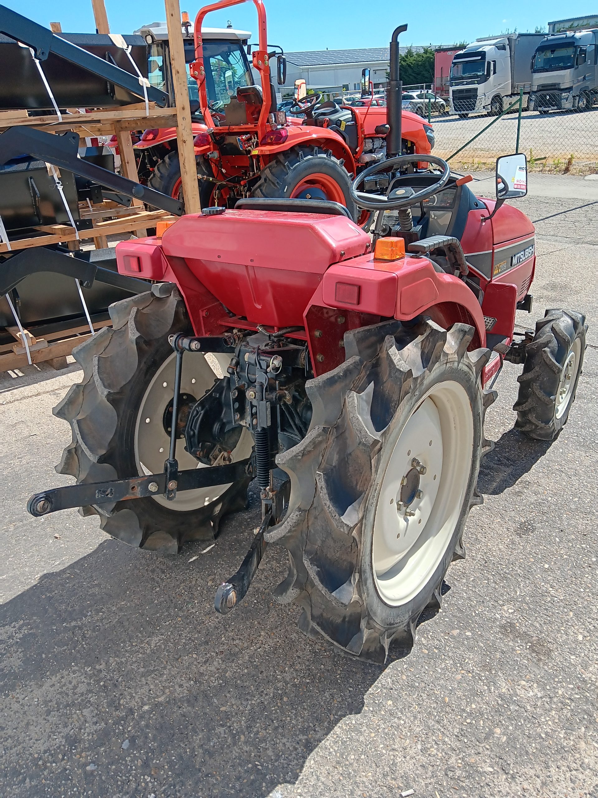 Mitsubishi MT205 irányváltós, összkerekes, 20 Le kistraktor - Image 3