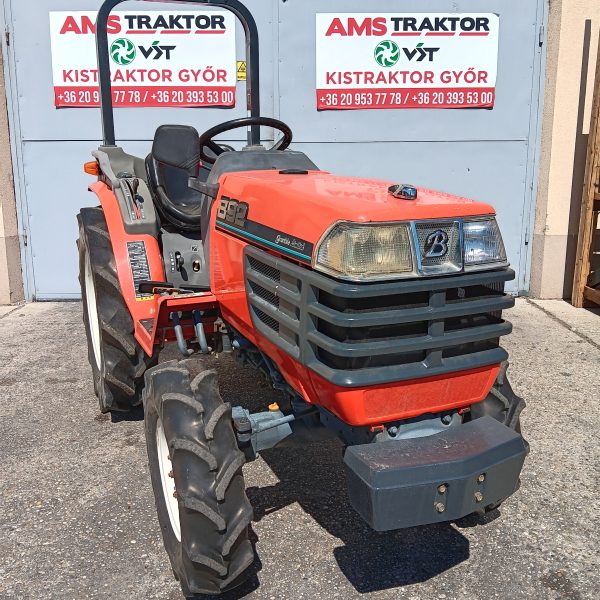 Kubota B92 összkerekes, szervokormányos, 20 lóerős japán kistraktor
