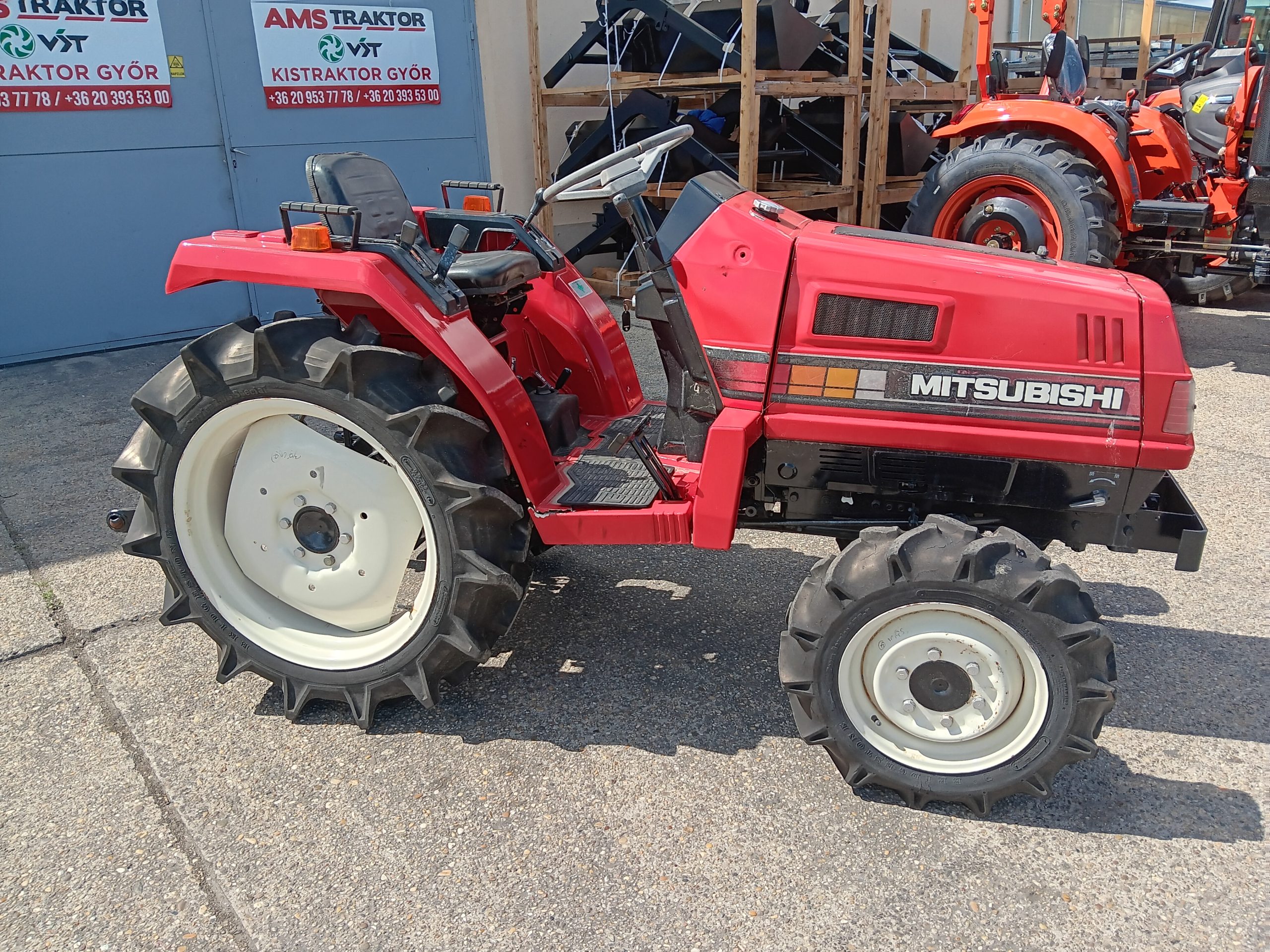 Mitsubishi MT20 háromhengeres, 20 lóerős, 4x4 hajtású kistraktor - Image 2