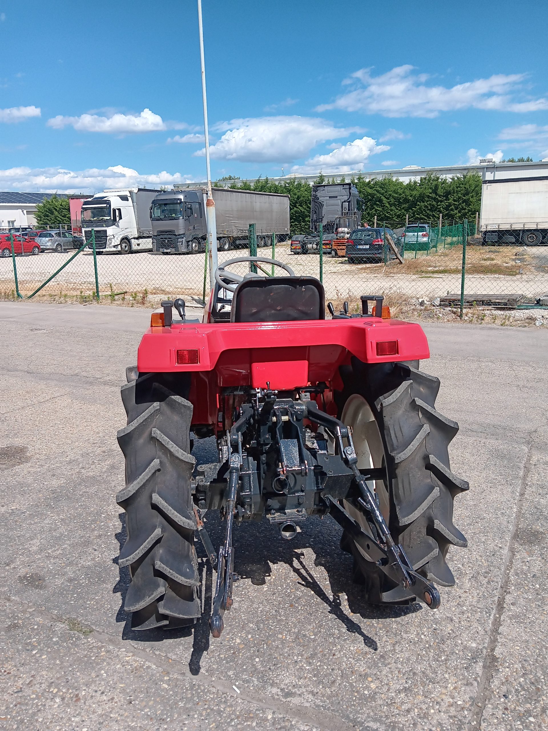 Mitsubishi MT20 háromhengeres, 20 lóerős, 4x4 hajtású kistraktor - Image 3