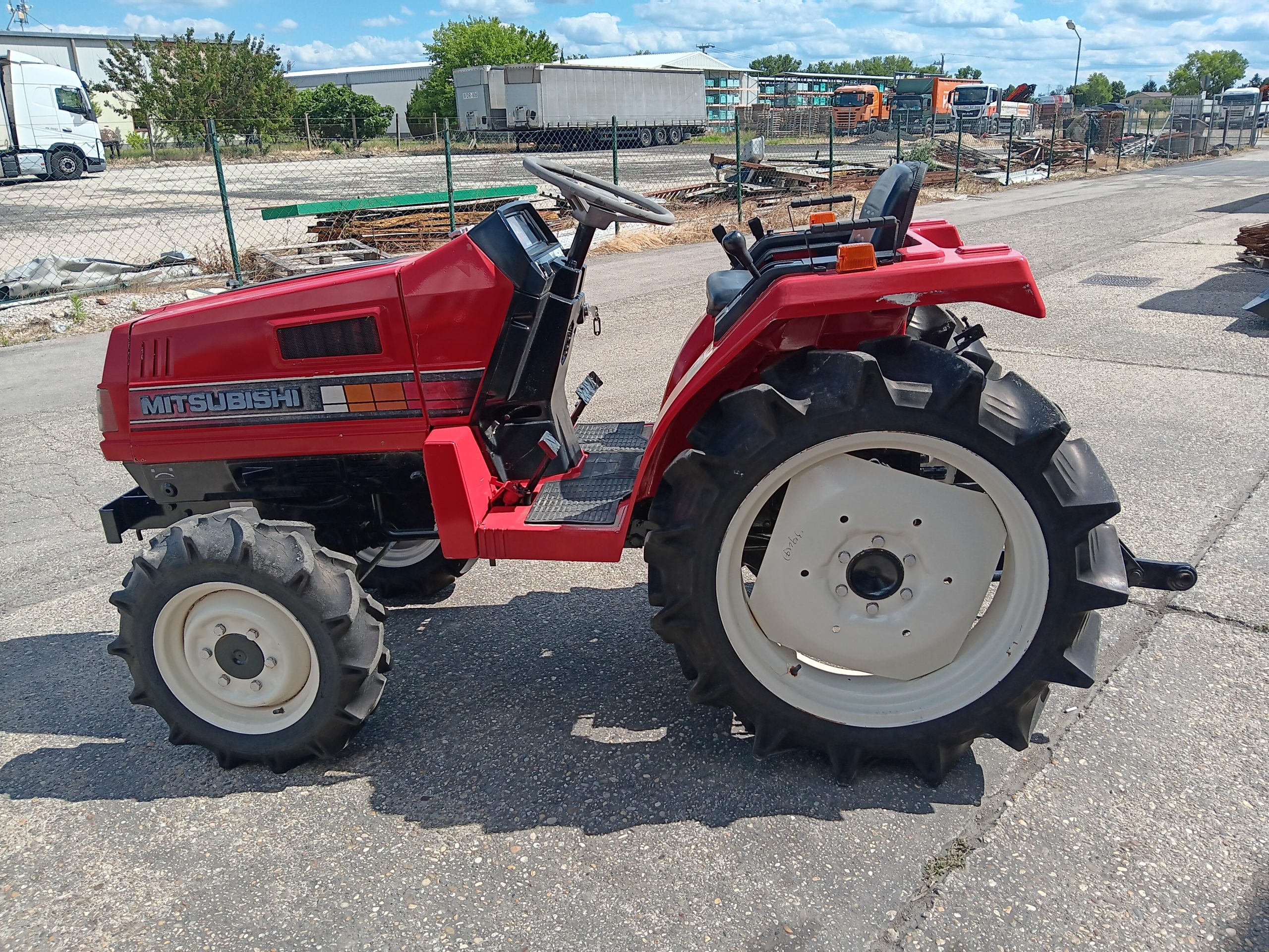 Mitsubishi MT20 háromhengeres, 20 lóerős, 4x4 hajtású kistraktor - Image 4