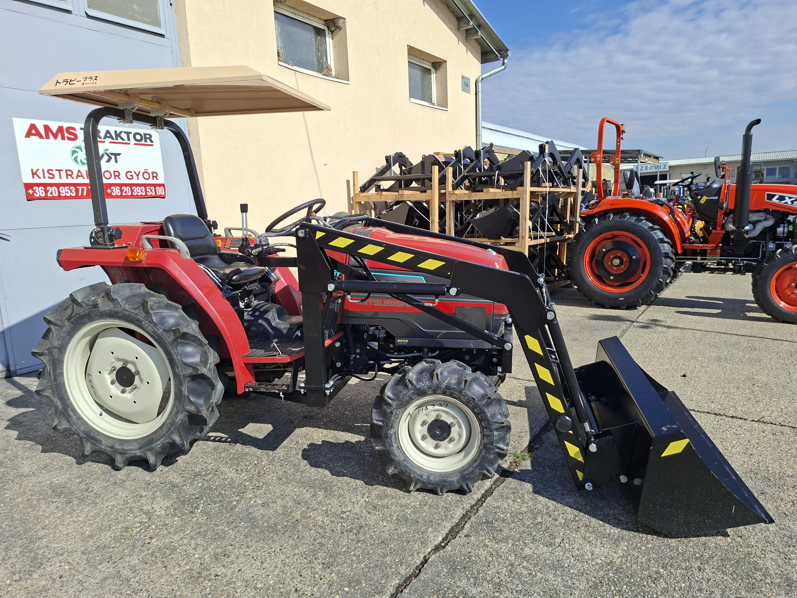 Mitsubishi MTR270 összkerekes, szervos, háromhengeres, 27 Le traktor, új homlokrakodóval KÖZÚTI FORGALOMBA NEM HELYEZHETŐ - Image 2