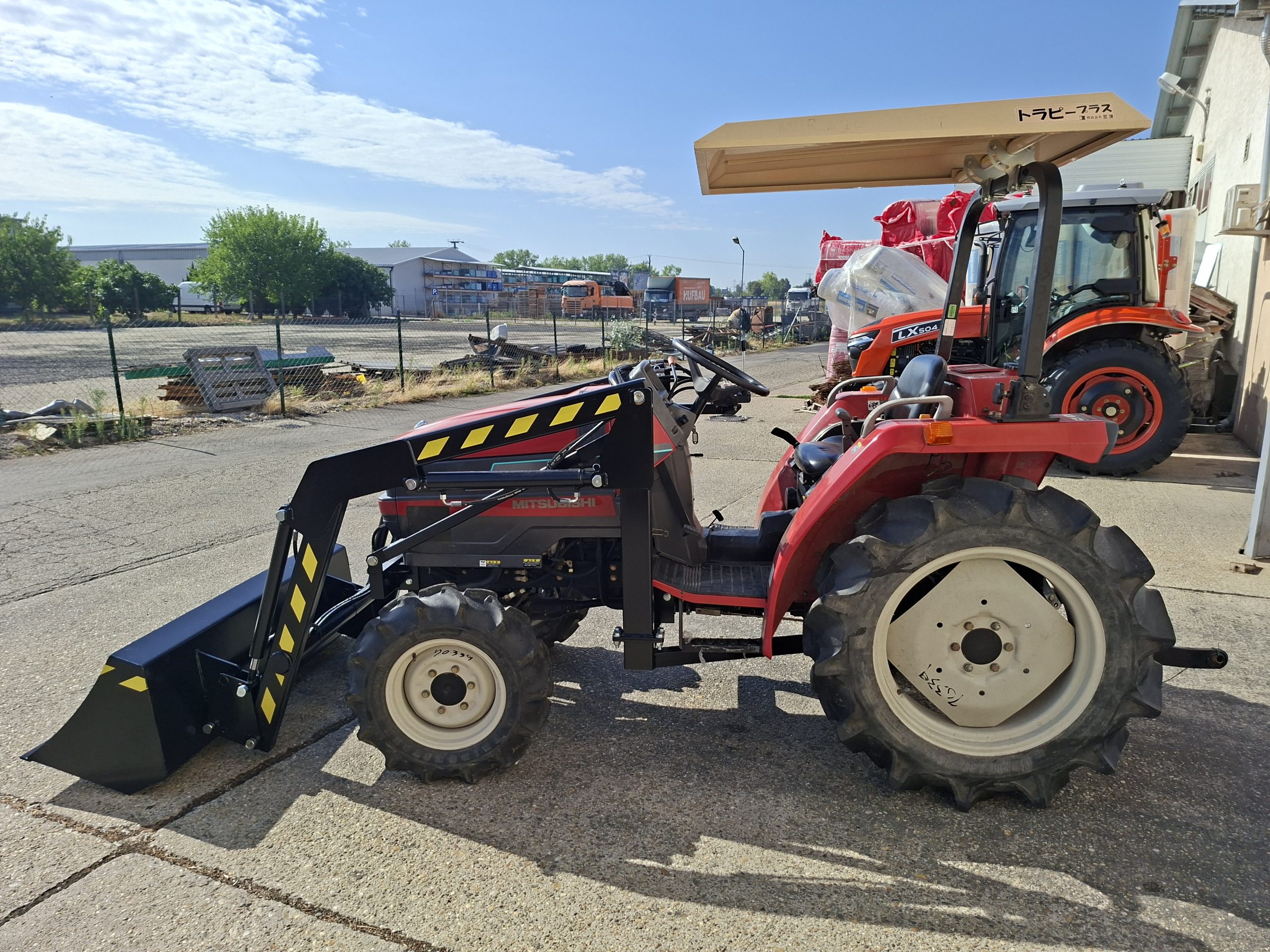 Mitsubishi MTR270 összkerekes, szervos, háromhengeres, 27 Le traktor, új homlokrakodóval KÖZÚTI FORGALOMBA NEM HELYEZHETŐ - Image 4